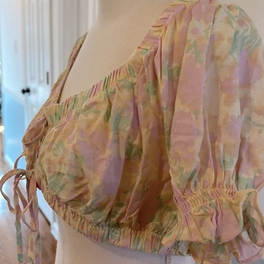 LIKE NEW PASTEL FLORAL TIE RUFFLE SLEEVE CROP TOP - SIZE S
